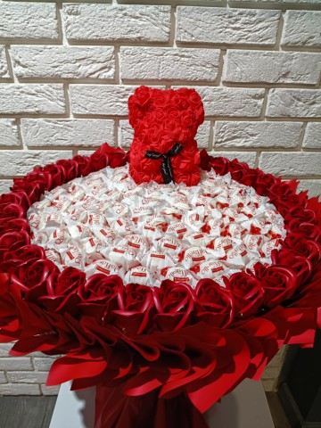 Duży bukiet z r&oacute;ż mydlanych i Rafaello