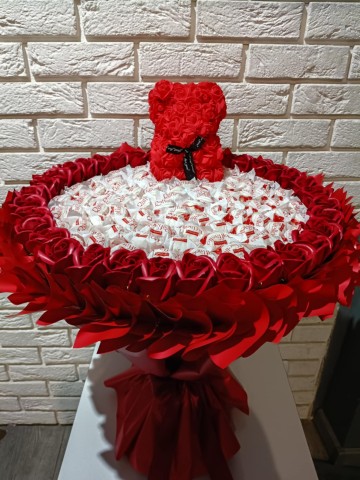 Duży bukiet z r&oacute;ż mydlanych i Rafaello