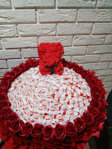 Duży bukiet z r&oacute;ż mydlanych i Rafaello