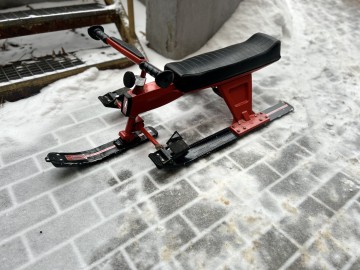 Nartosanki z kierownicą hamulcami sk&oacute;rzanym siedzeniem