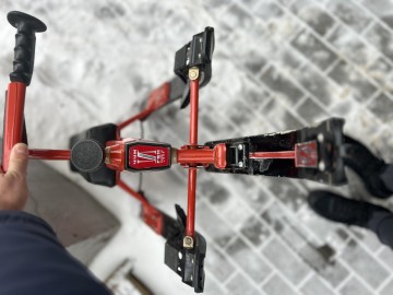 Nartosanki z kierownicą hamulcami sk&oacute;rzanym siedzeniem