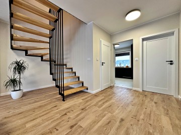 Dom w zabudowie bliźniaczej Modła Kr&oacute;lewska