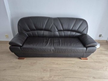 Sprzedam sk&oacute;rzaną wersalkę