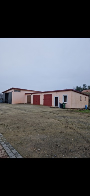 BUDYNEK MAGAZYNOWY OK. 300m