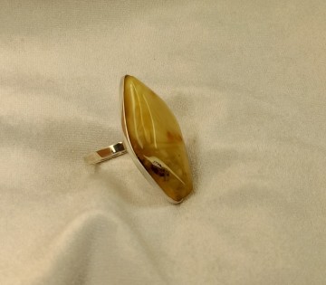 Srebrne pierścionki z bursztynem