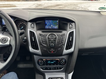 Ford Focus BENZYNA Klimatronik Nawigacja Tempomat HAK