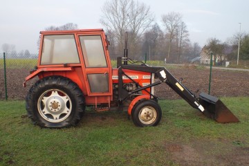 Traktor MF 255 z turem