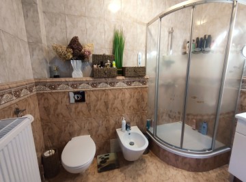 Oszczędny w eksploatacji dom, 2 garaże, 14 km od Konina