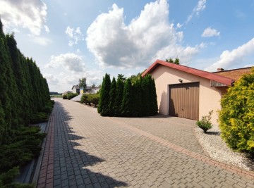 Oszczędny w eksploatacji dom, 2 garaże, 14 km od Konina