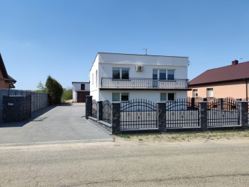 Na sprzedaż 2 budynki mieszkalne po generalnym remoncie