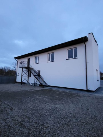 Na sprzedaż 2 budynki mieszkalne po generalnym remoncie