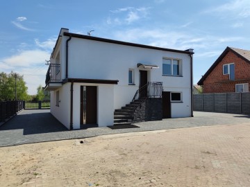 Na sprzedaż 2 budynki mieszkalne po generalnym remoncie