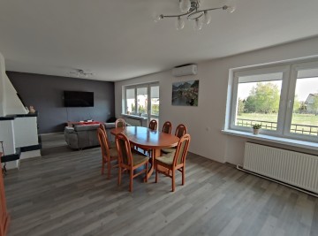 Na sprzedaż 2 budynki mieszkalne po generalnym remoncie