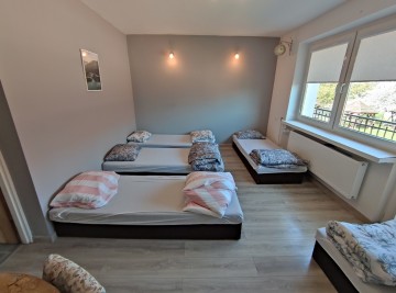 Na sprzedaż 2 budynki mieszkalne po generalnym remoncie