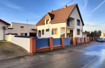 Na sprzedaż dom po remoncie z 2 kuchniami, biurem i garażem