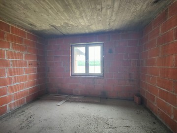 Dom parterowy w budowie, na dużej działce -gm. Ślesin