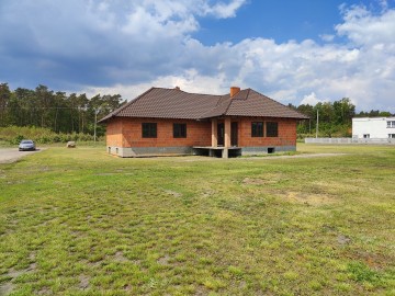 Dom parterowy w budowie, na dużej działce -gm. Ślesin