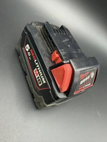 Akumulator Milwaukee M18 5.0 aH  Stan: sprawny, nie był dług