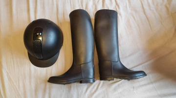 kalosze jeździeckie, kask jeżdziecki