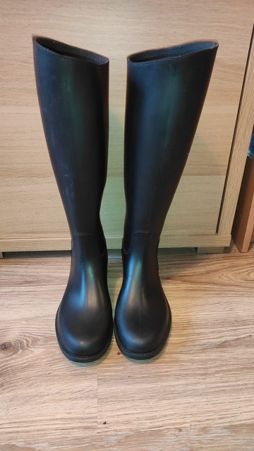 kalosze jeździeckie, kask jeżdziecki