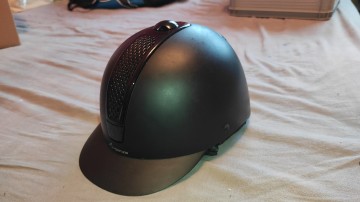 kalosze jeździeckie, kask jeżdziecki