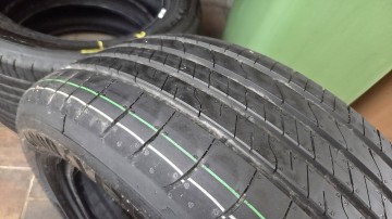 4 x Goodyear EfficientGrip 2 suv 215/60/17. "Demo"