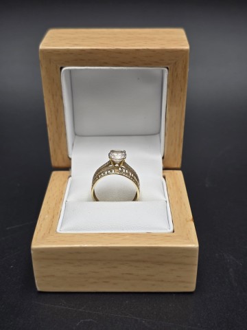 łoty pierścionek Próba 585 Wag 3.05 gram Rozmiar 15 Cena 1