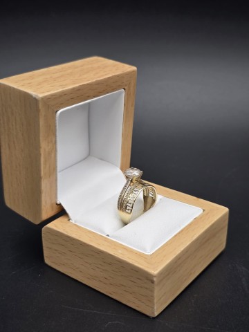 łoty pierścionek Pr&oacute;ba 585  Wag 3.05 gram  Rozmiar 15 Cena 1