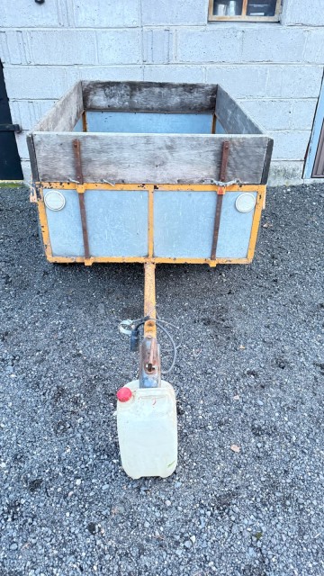 Przyczepka na resorach