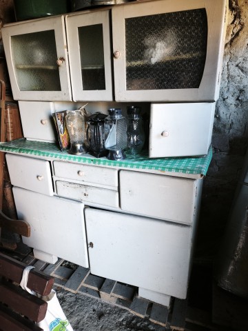 Kredens z czas&oacute;w PRL