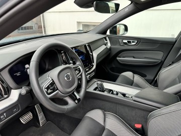 Volvo XC60 R-design 2022 rok, 2.0 diesel + 4x4