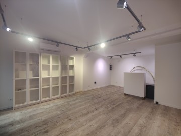 Do wynajęcia budynek usługowy w środku os. wielorodzinnego