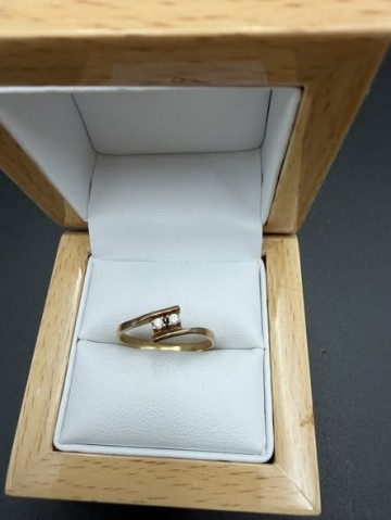 Złoty pierścionek  Pr&oacute;ba 585  Waga 1.72 gram  Rozmiar 18  Ce