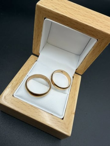 Komplet złotych obrączek Stan: czyste, bez grawerowania  Pr&oacute;