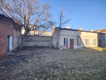 Na sprzedaż budynki do remontu w podw&oacute;rzu kamienicy-Star&oacute;wka