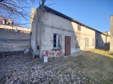 Na sprzedaż budynki do remontu w podw&oacute;rzu kamienicy-Star&oacute;wka