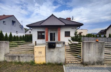 Sprzedam parterowy dom na osiedlu pod miastem