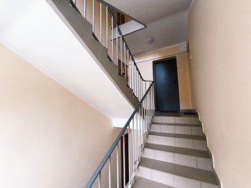 Przestronna kawalerka, pow. 37.73m2, 2 piętro, niski blok