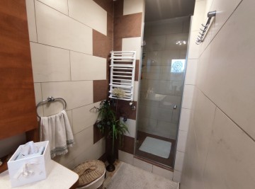 Dom w pobliżu jezior, zagospodarowana działka, dwa garaże