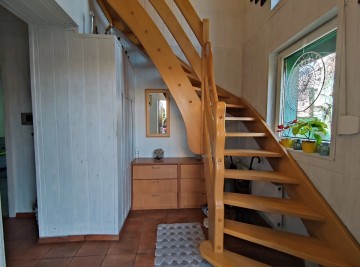 Dom w pobliżu jezior, zagospodarowana działka, dwa garaże