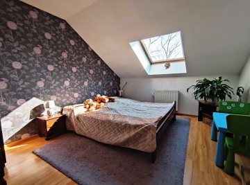 Dom w pobliżu jezior, zagospodarowana działka, dwa garaże