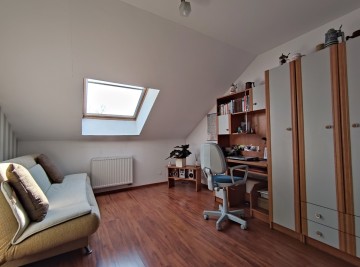 Dom w pobliżu jezior, zagospodarowana działka, dwa garaże