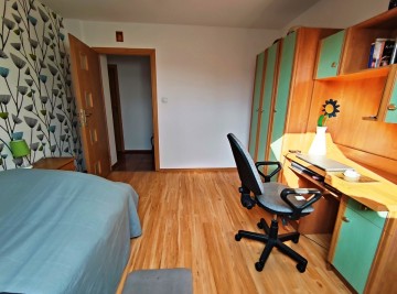 Dom w pobliżu jezior, zagospodarowana działka, dwa garaże