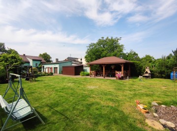 Dom w pobliżu jezior, zagospodarowana działka, dwa garaże