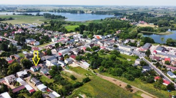 Dom w pobliżu jezior, zagospodarowana działka, dwa garaże