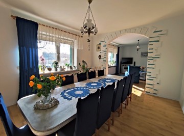 Dom w pobliżu jezior, zagospodarowana działka, dwa garaże