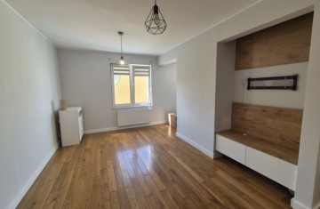 Na sprzedaż przestronne, 2 pok. mieszkanie, po remoncie w Ce ...