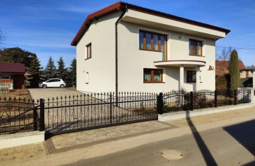 Sprzedam dom piętrowy po generalnym remoncie w 2021 r.