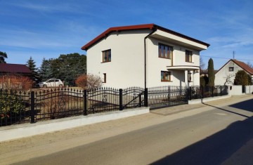 Sprzedam dom piętrowy po generalnym remoncie w 2021 r.