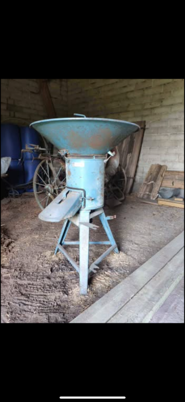 Sprzedam śrutownik Bąk z silnikiem .